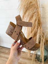 Load image into Gallery viewer, Very G: Devon Sandal