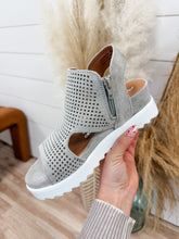 Load image into Gallery viewer, Very G: Amy Sandal