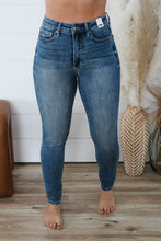 Load image into Gallery viewer, PLUS: Judy Blue: Know My Name Denim
