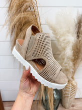Load image into Gallery viewer, Very G: Amy Sandal
