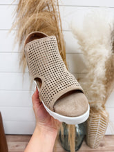Load image into Gallery viewer, Very G: Amy Sandal
