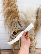 Load image into Gallery viewer, Very G: Amy Sandal
