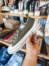 Load image into Gallery viewer, Very G: Aman Corduroy Sneaker
